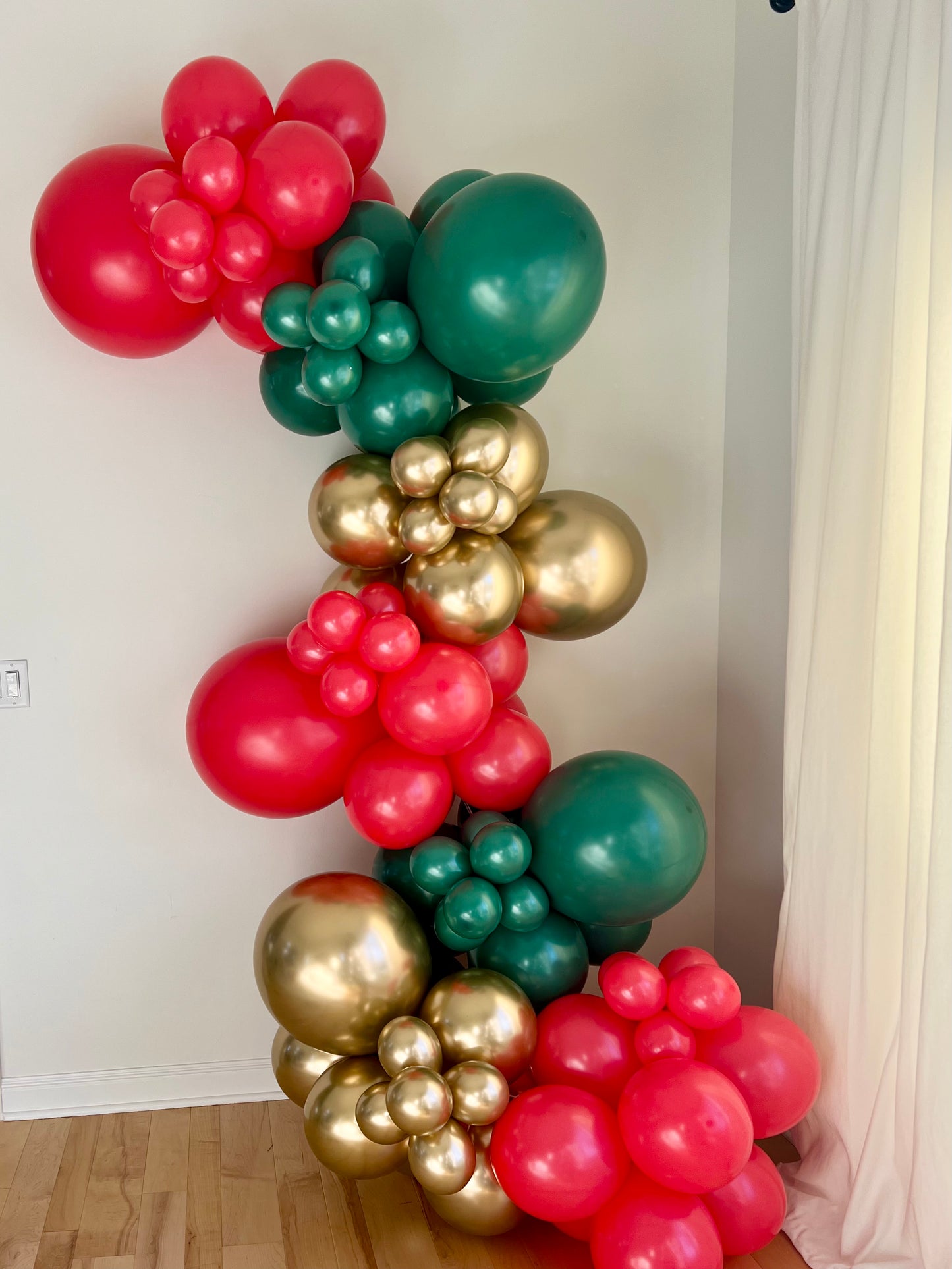 Deck the Halls Balloon Garland