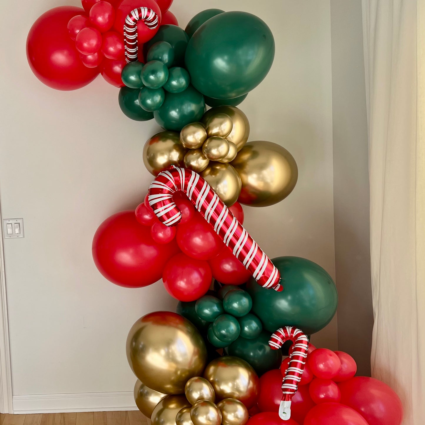 Deck the Halls Balloon Garland