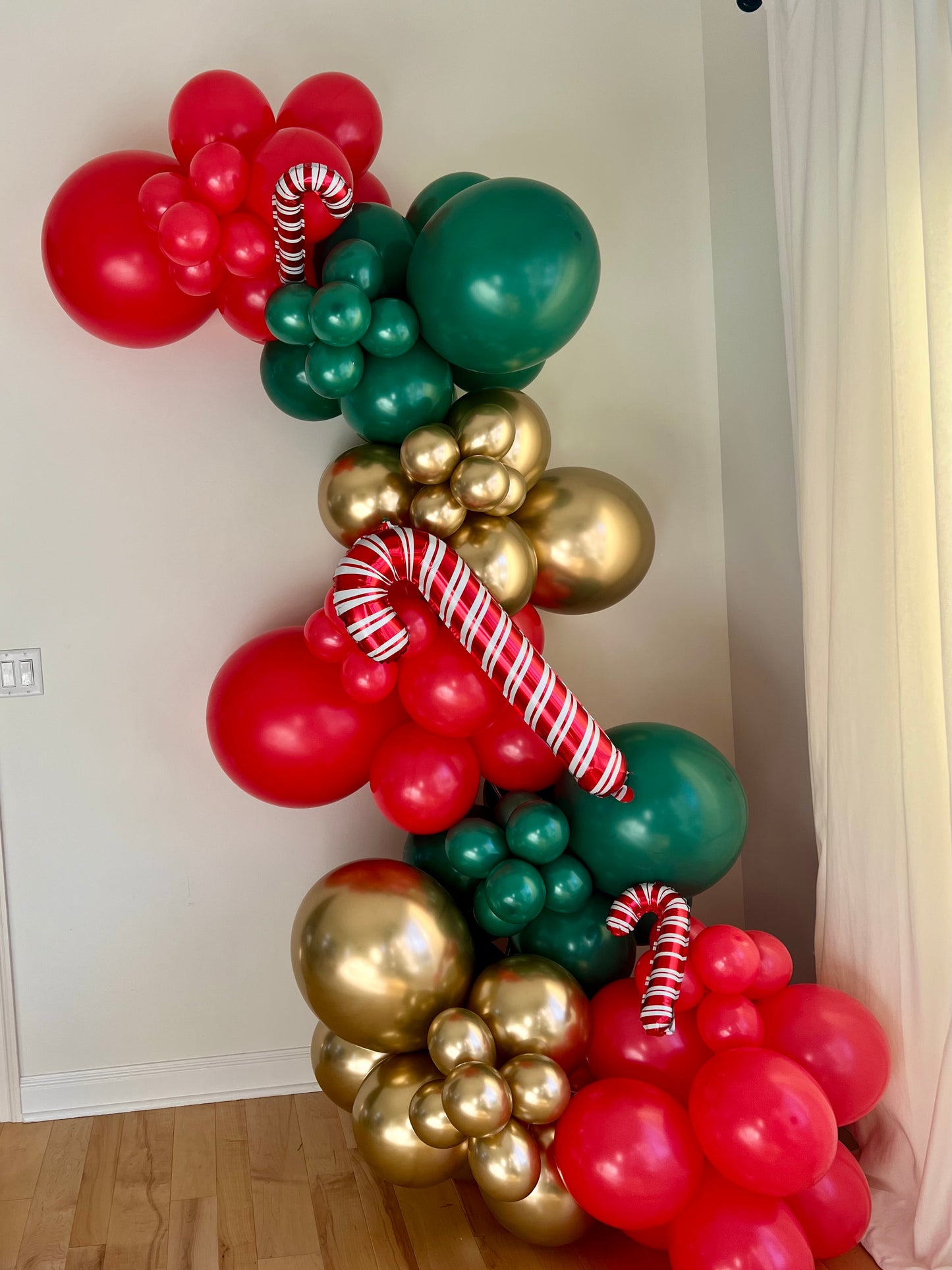 Deck the Halls Balloon Garland